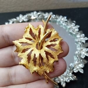 EXQUISITE Crown Trifari Brushed Gold 3" Hibiscus Floral Brooch Pin